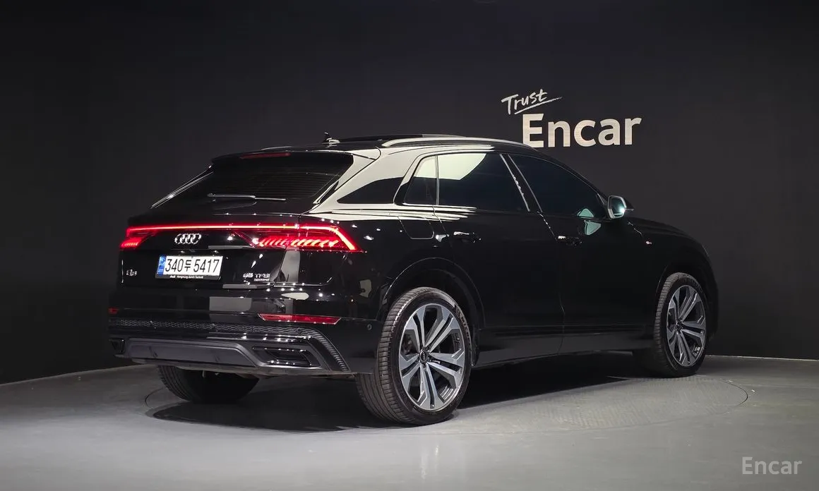 Фото 2 - Audi Q8