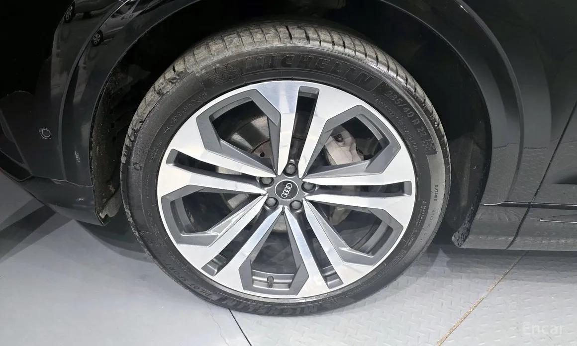 Фото 5 - Audi Q8