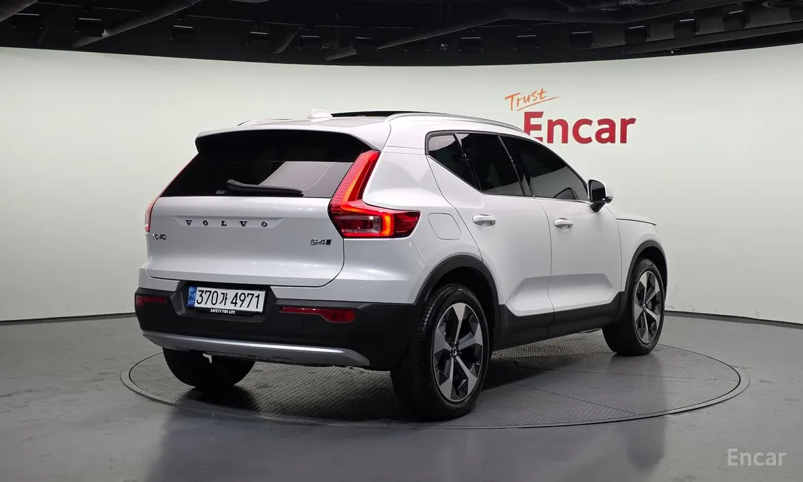 Фото 2 - Volvo XC40