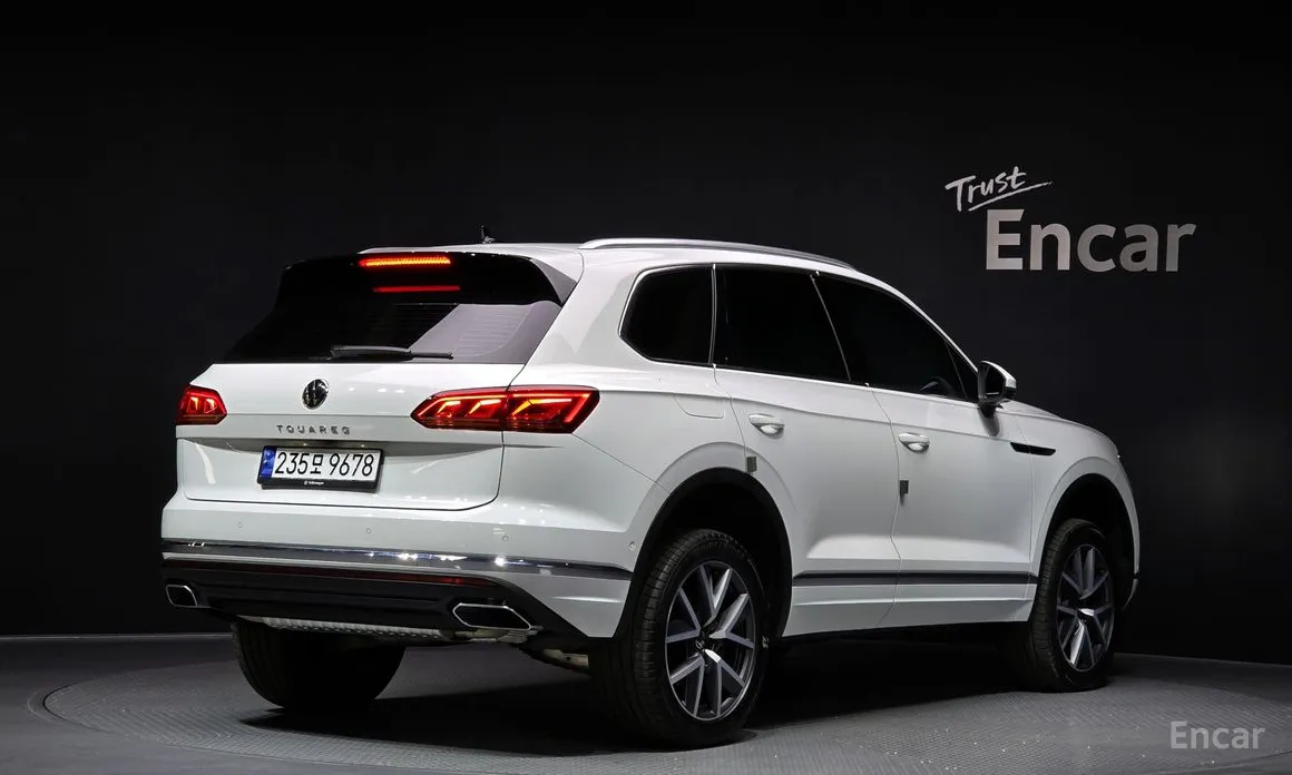 Фото 2 - Volkswagen Touareg