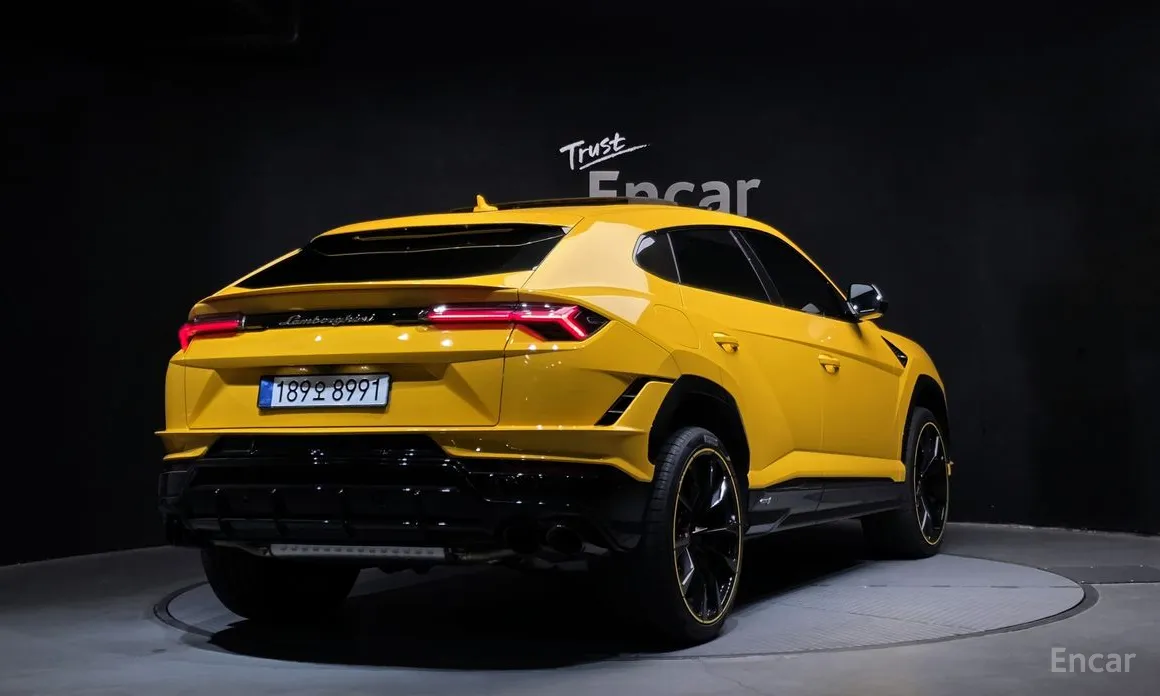 Фото 2 - Lamborghini Urus