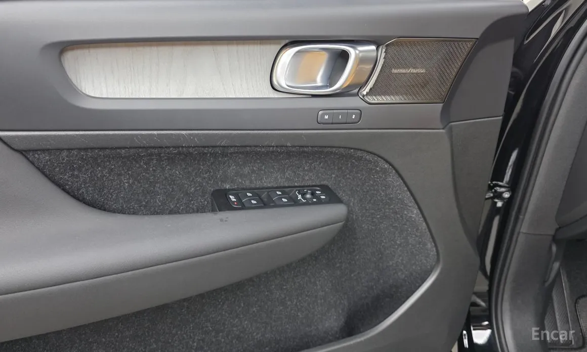 Фото 17 - Volvo XC40