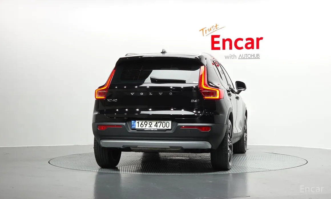 Фото 4 - Volvo XC40