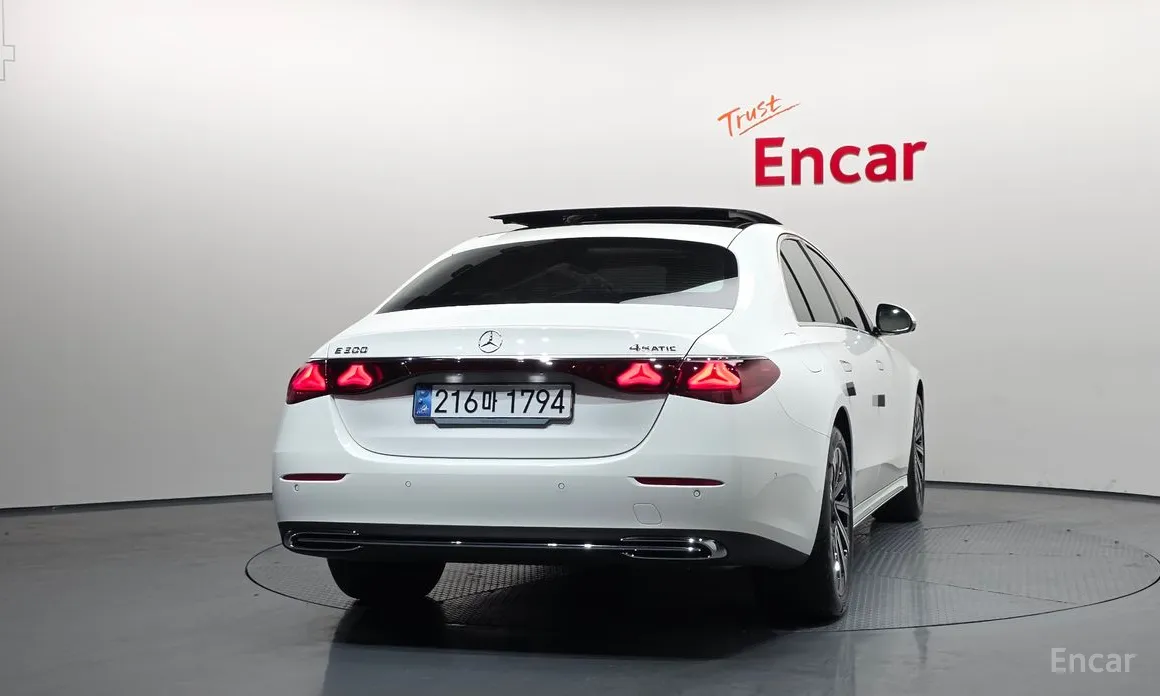 Фото 4 - Mercedes-Benz E-Class