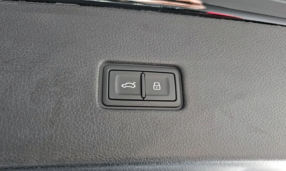 Фото 18 - Audi Q8