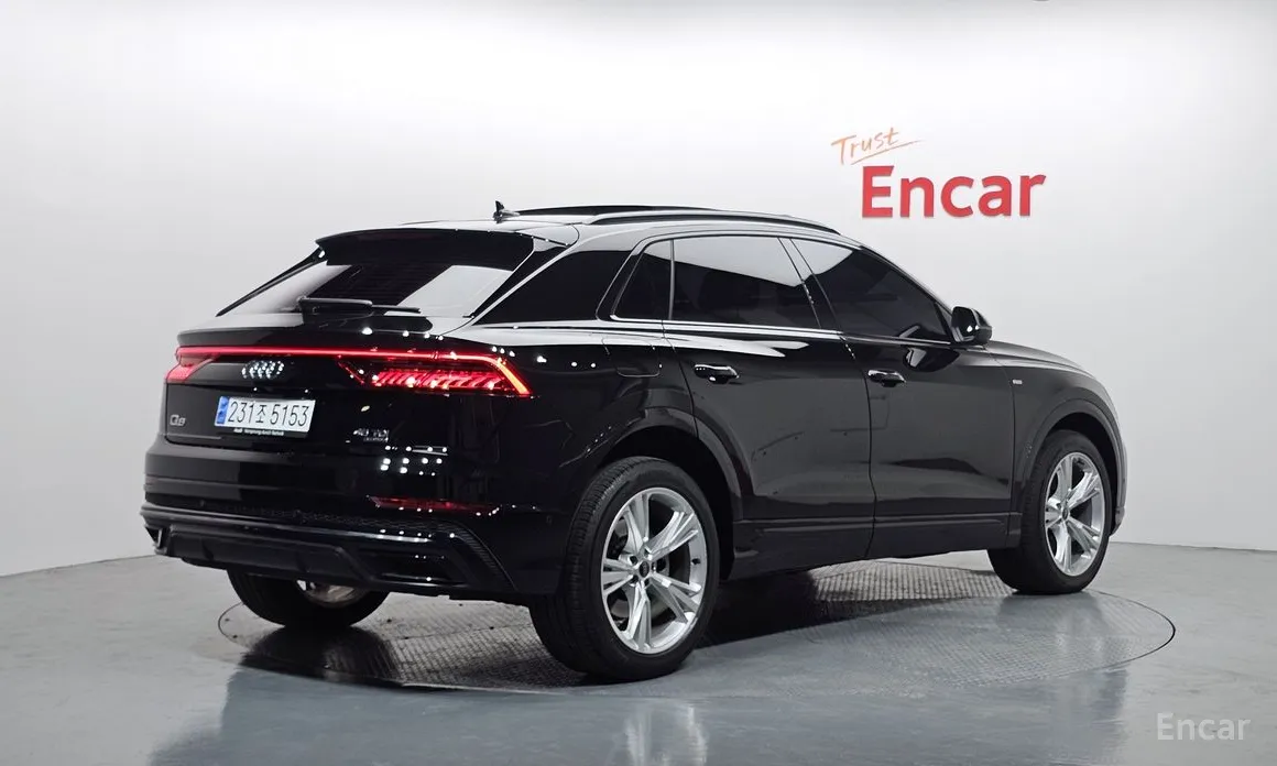 Фото 2 - Audi Q8