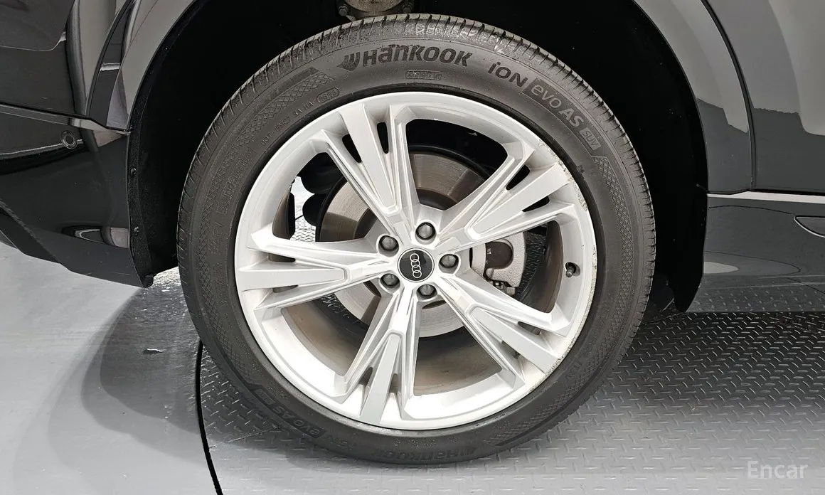 Фото 5 - Audi Q8