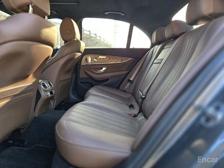 Фото 19 - Mercedes-Benz E-Class