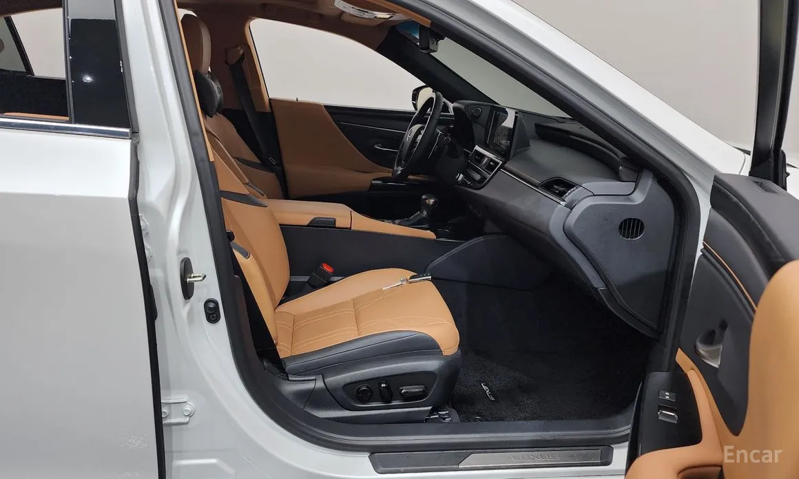 Фото 11 - Lexus ES