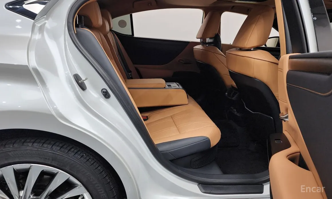 Фото 12 - Lexus ES