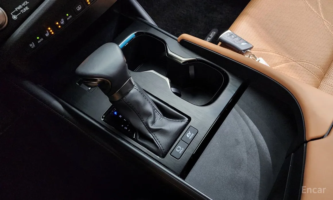 Фото 9 - Lexus ES