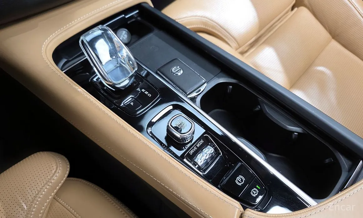 Фото 9 - Volvo XC90