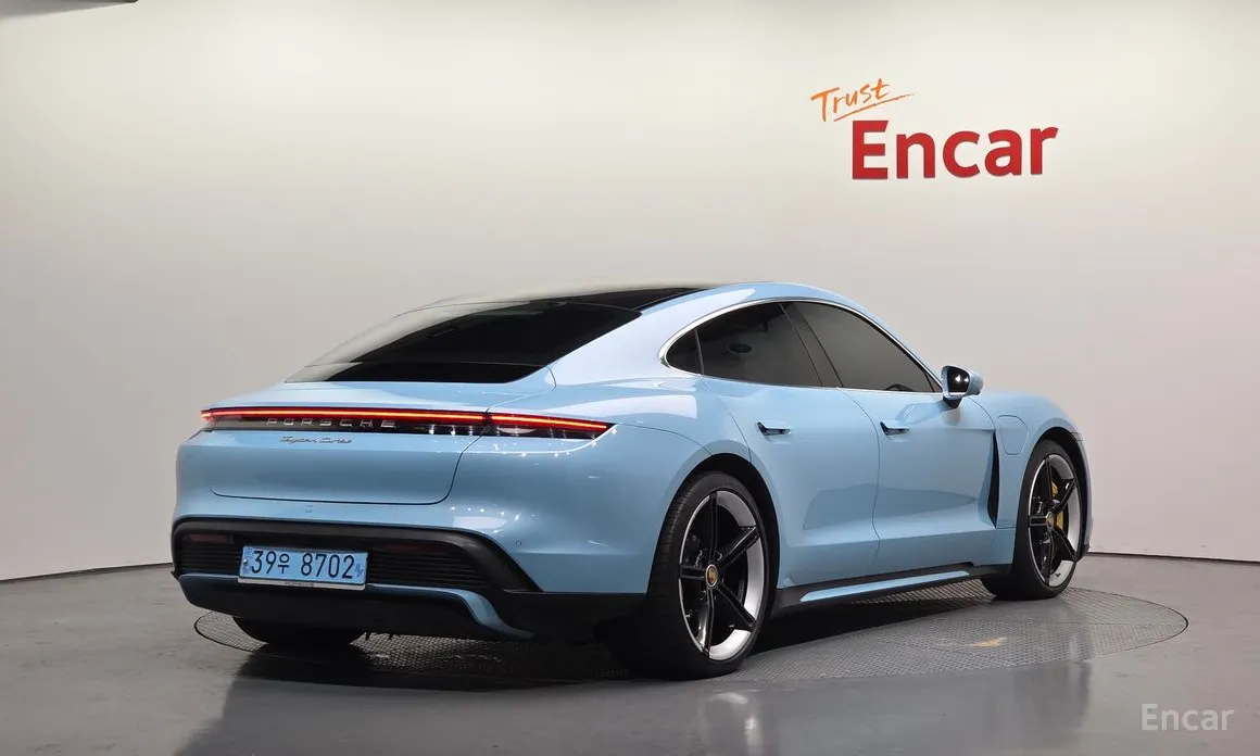 Фото 2 - Porsche Taycan