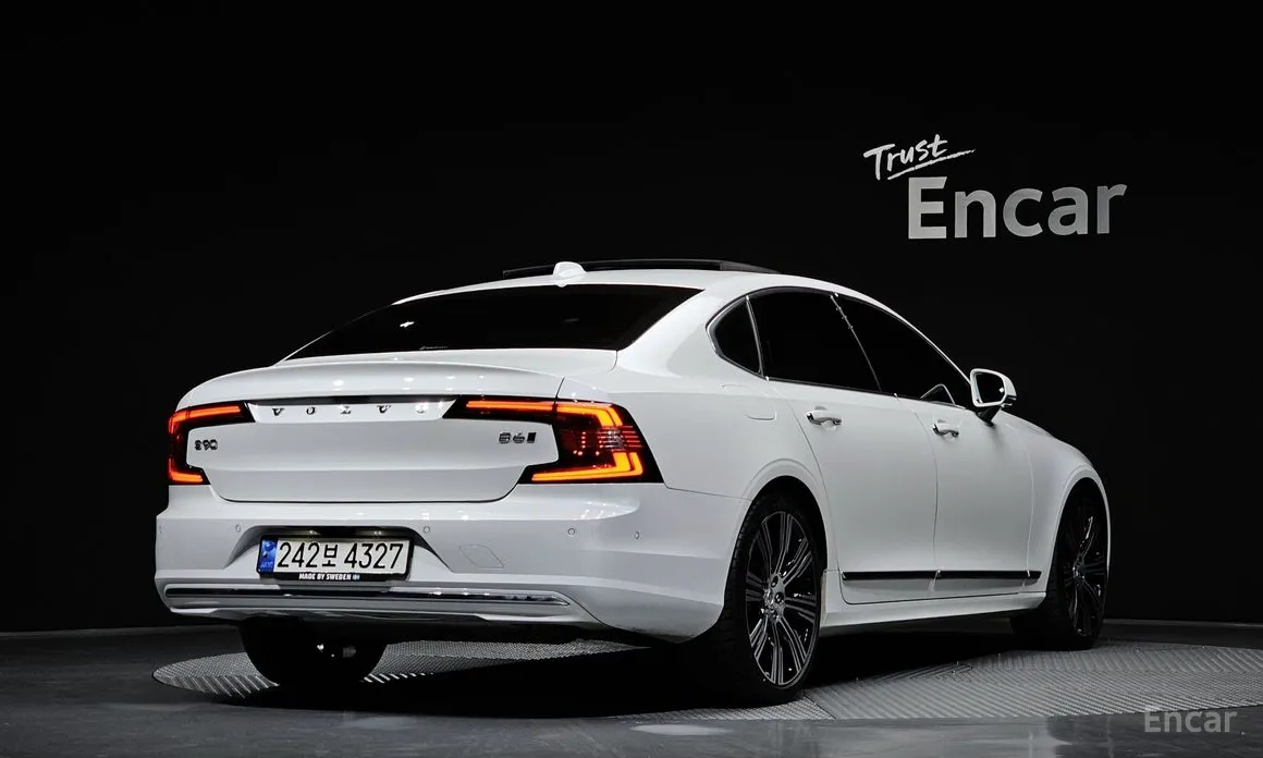 Фото 2 - Volvo S90