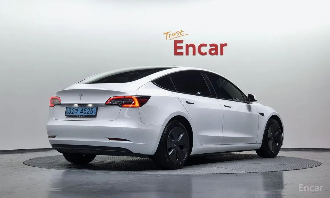 Фото 2 - Tesla Model 3