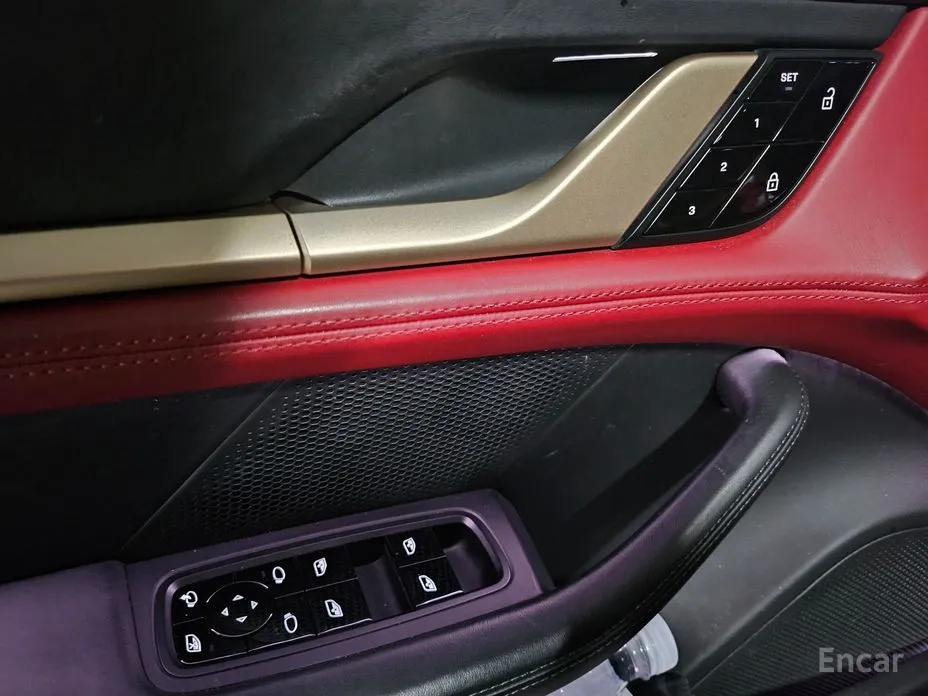 Фото 11 - Porsche Taycan