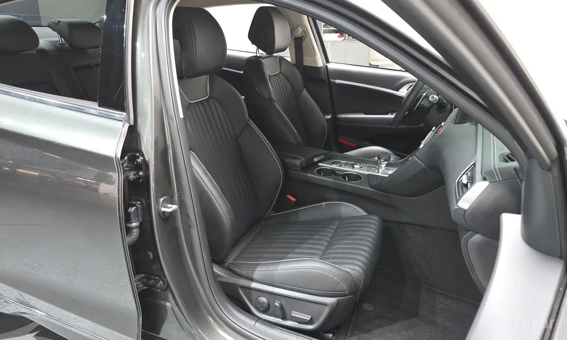 Photo 10 - Genesis G70