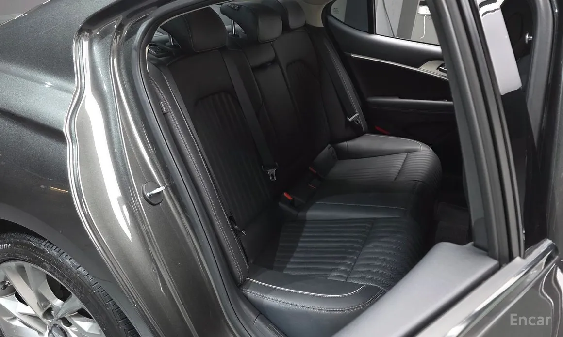 Photo 11 - Genesis G70
