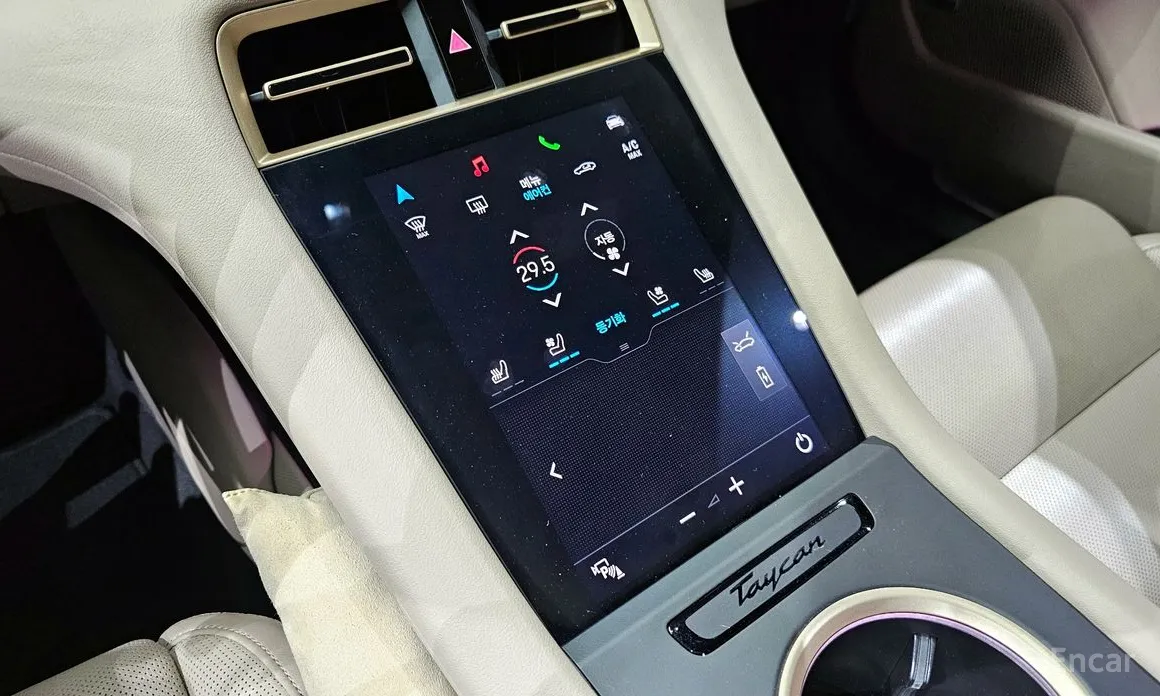 Фото 17 - Porsche Taycan