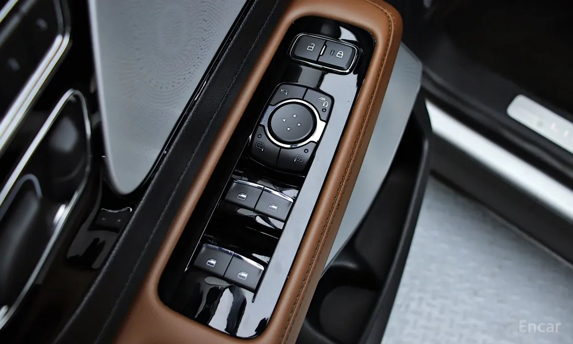 Фото 13 - Lincoln Aviator