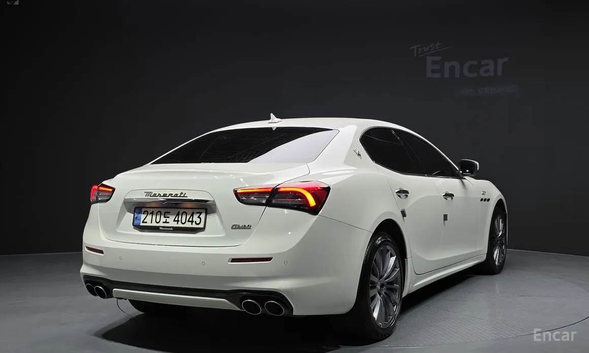 Фото 2 - Maserati Ghibli