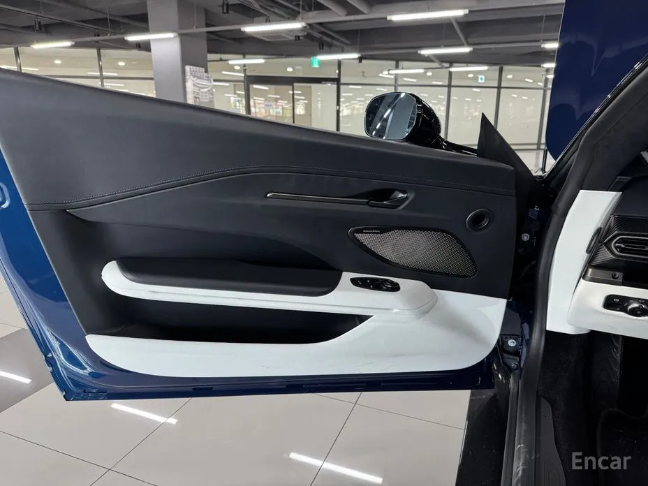 Фото 15 - Aston Martin Vantage