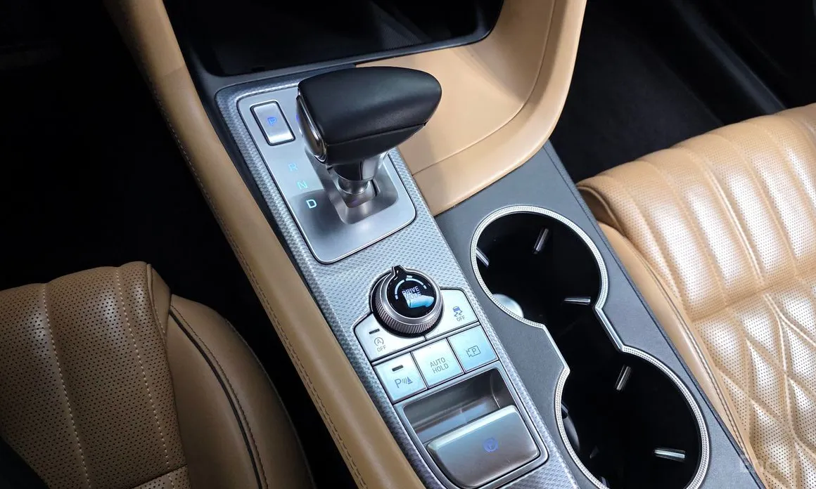 Фото 9 - Genesis G70