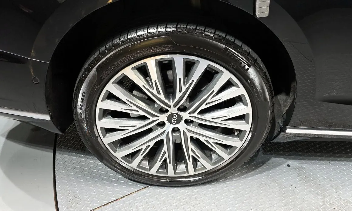 Фото 5 - Audi A8