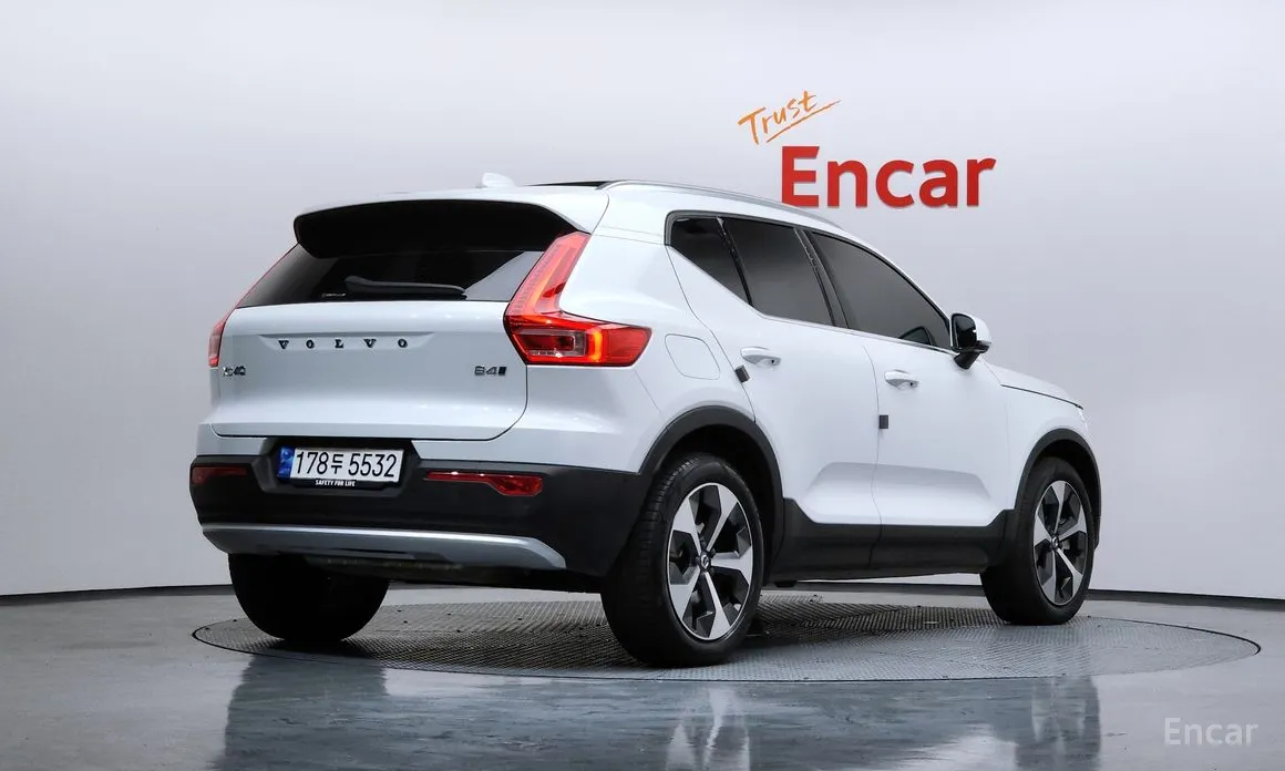 Фото 2 - Volvo XC40