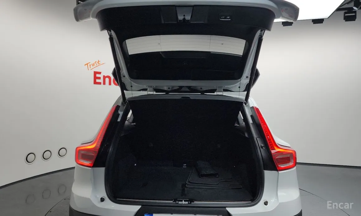 Фото 20 - Volvo XC40