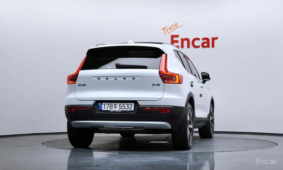 Фото 4 - Volvo XC40