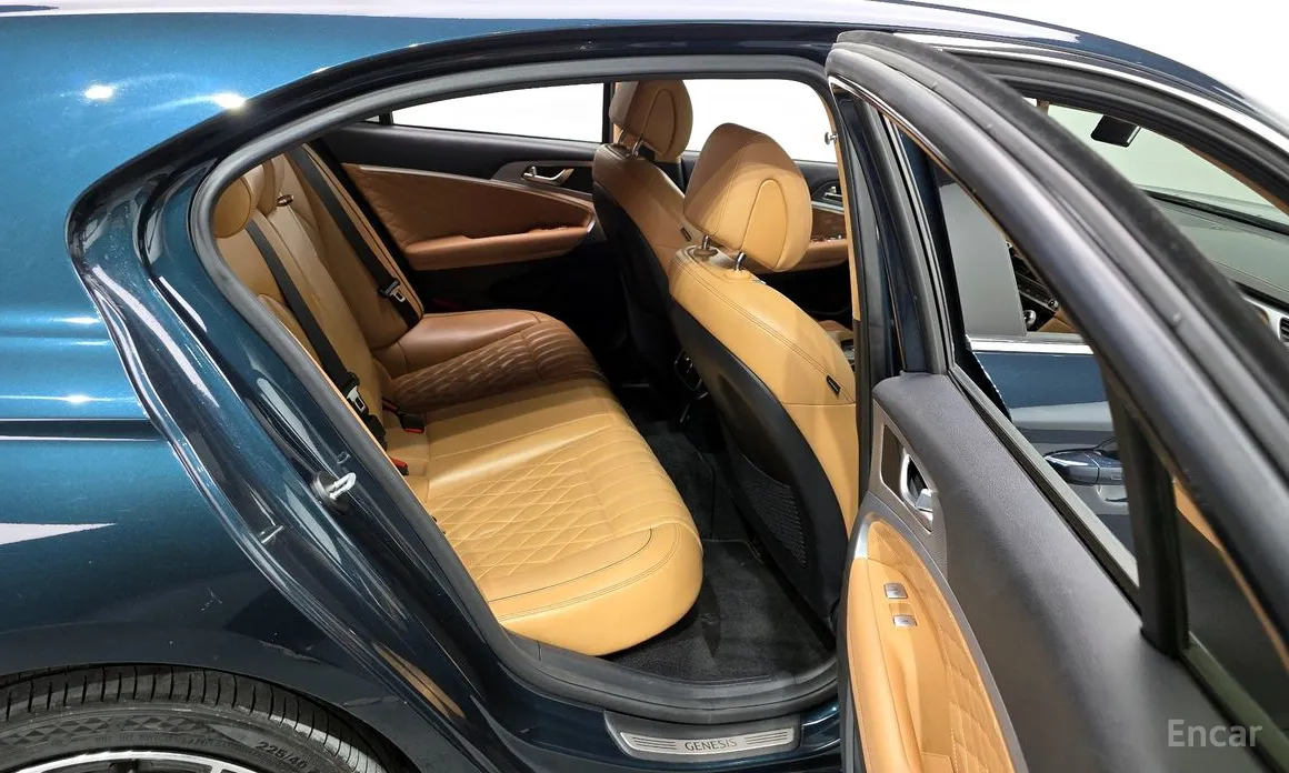 Фото 12 - Genesis G70