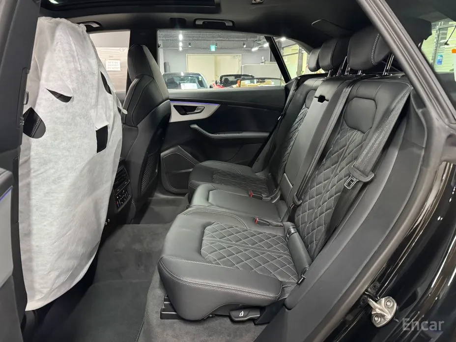 Фото 11 - Audi Q8