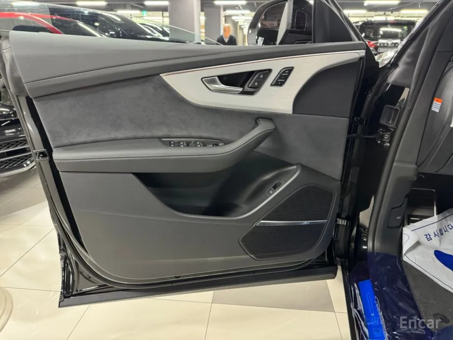 Фото 16 - Audi Q8