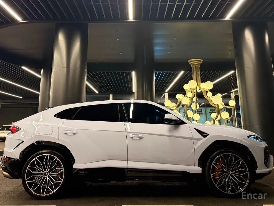 Фото 2 - Lamborghini Urus
