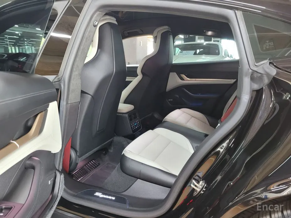 Фото 12 - Porsche Taycan