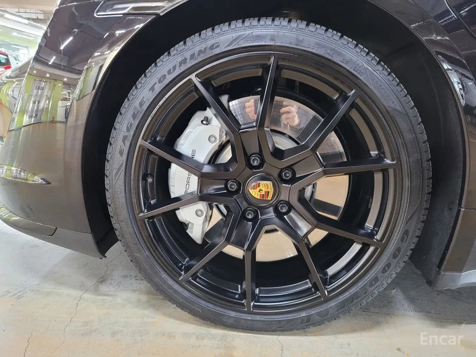 Фото 18 - Porsche Taycan