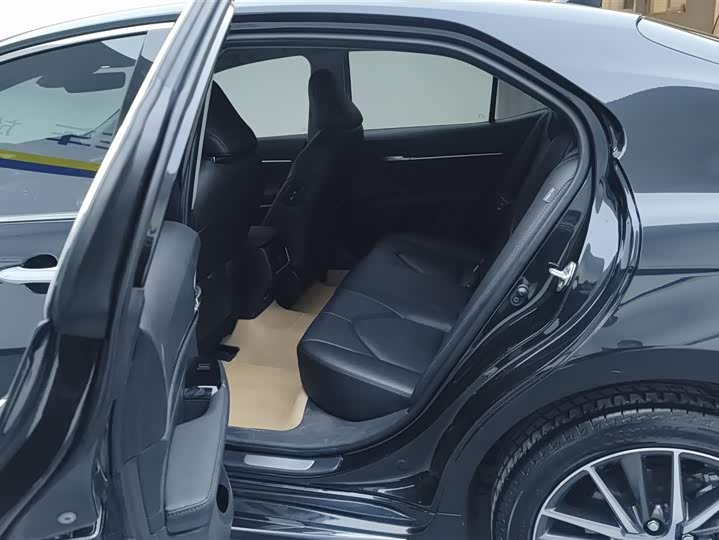 Фото 11 - Toyota Camry