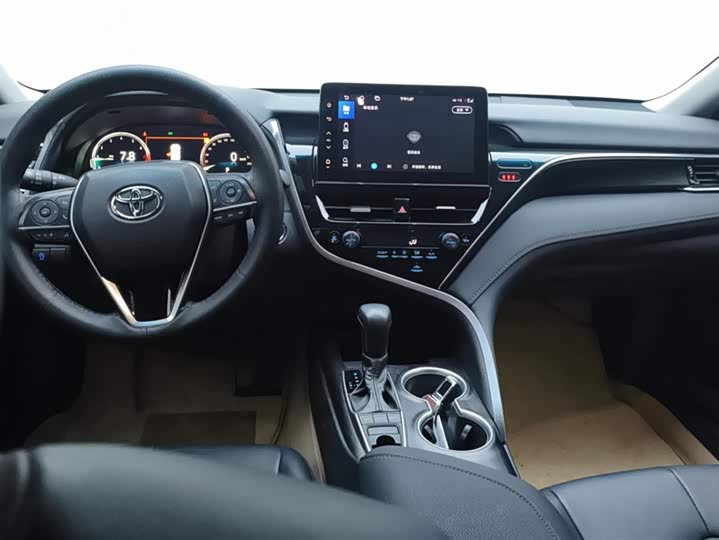 Фото 12 - Toyota Camry