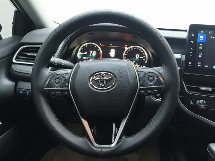 Фото 15 - Toyota Camry