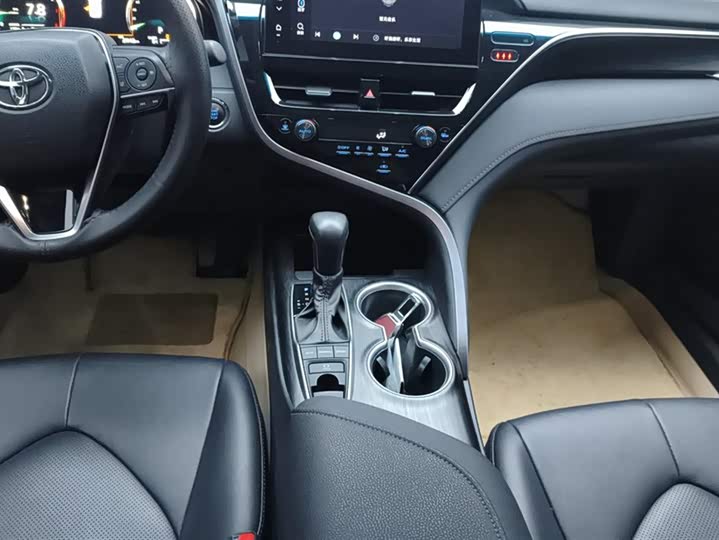 Фото 16 - Toyota Camry