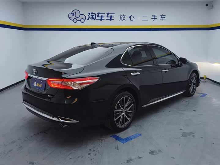 Фото 3 - Toyota Camry