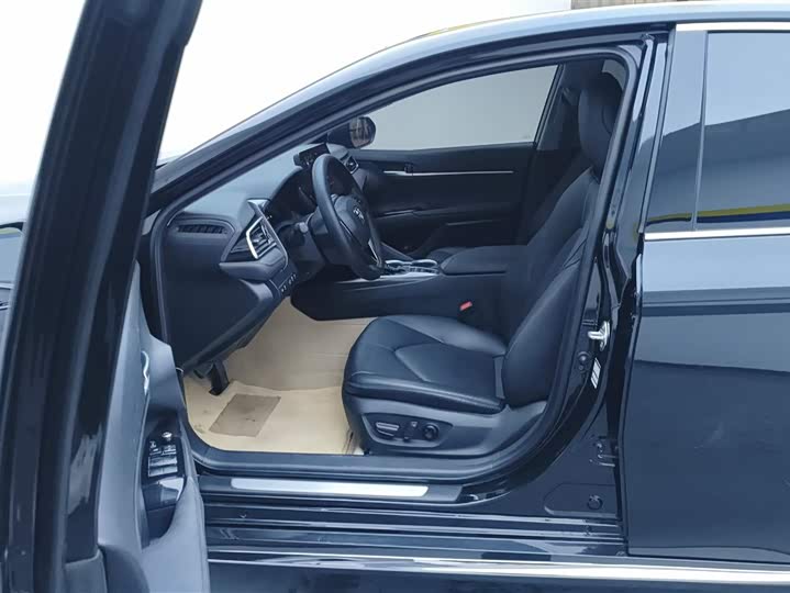 Фото 9 - Toyota Camry