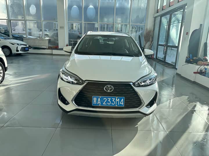 Фото 1 - Toyota Yaris L Hatchback