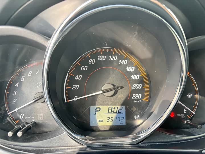 Фото 10 - Toyota Yaris L Hatchback