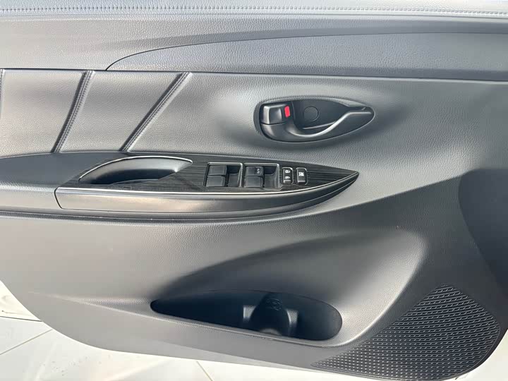 Фото 11 - Toyota Yaris L Hatchback