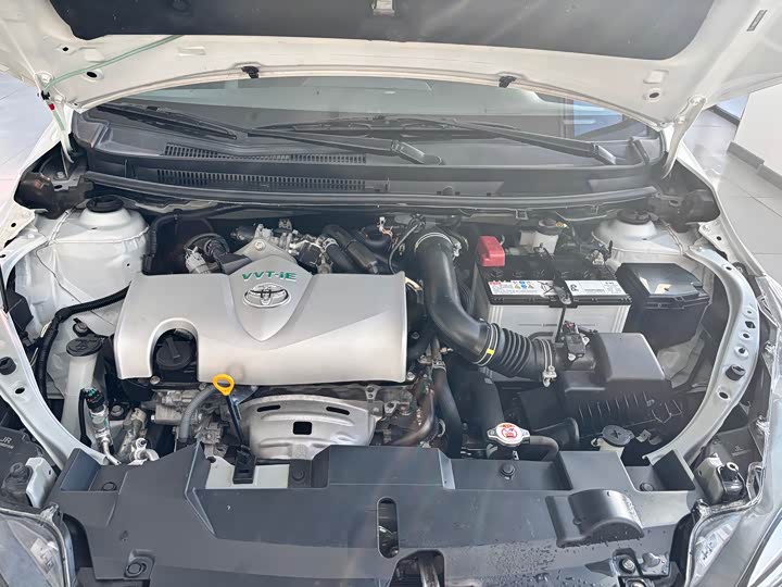 Фото 12 - Toyota Yaris L Hatchback