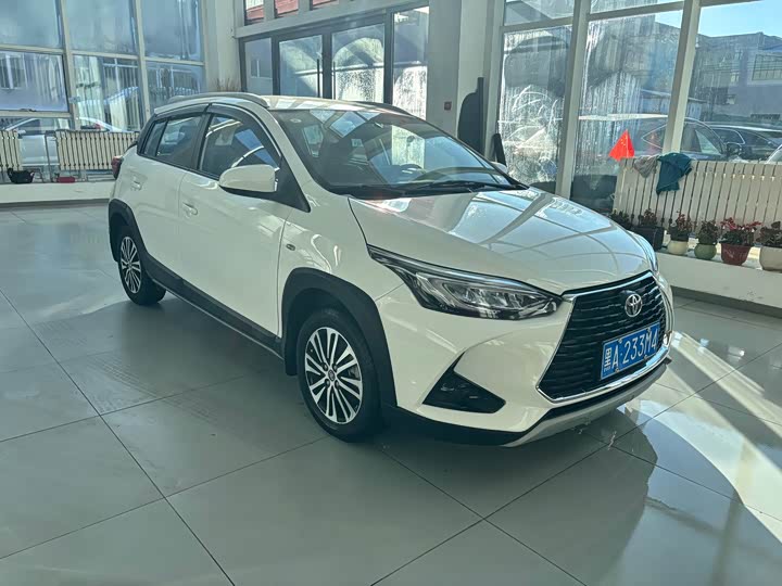 Фото 2 - Toyota Yaris L Hatchback