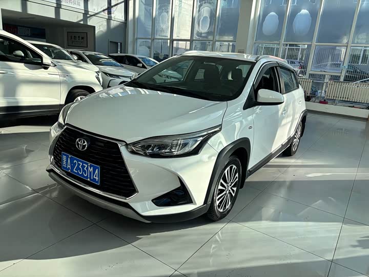 Фото 3 - Toyota Yaris L Hatchback