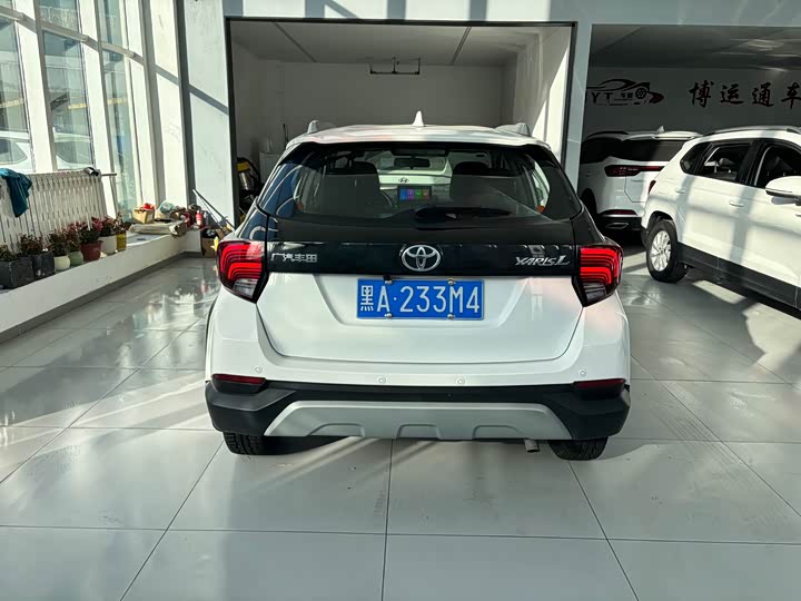 Фото 4 - Toyota Yaris L Hatchback